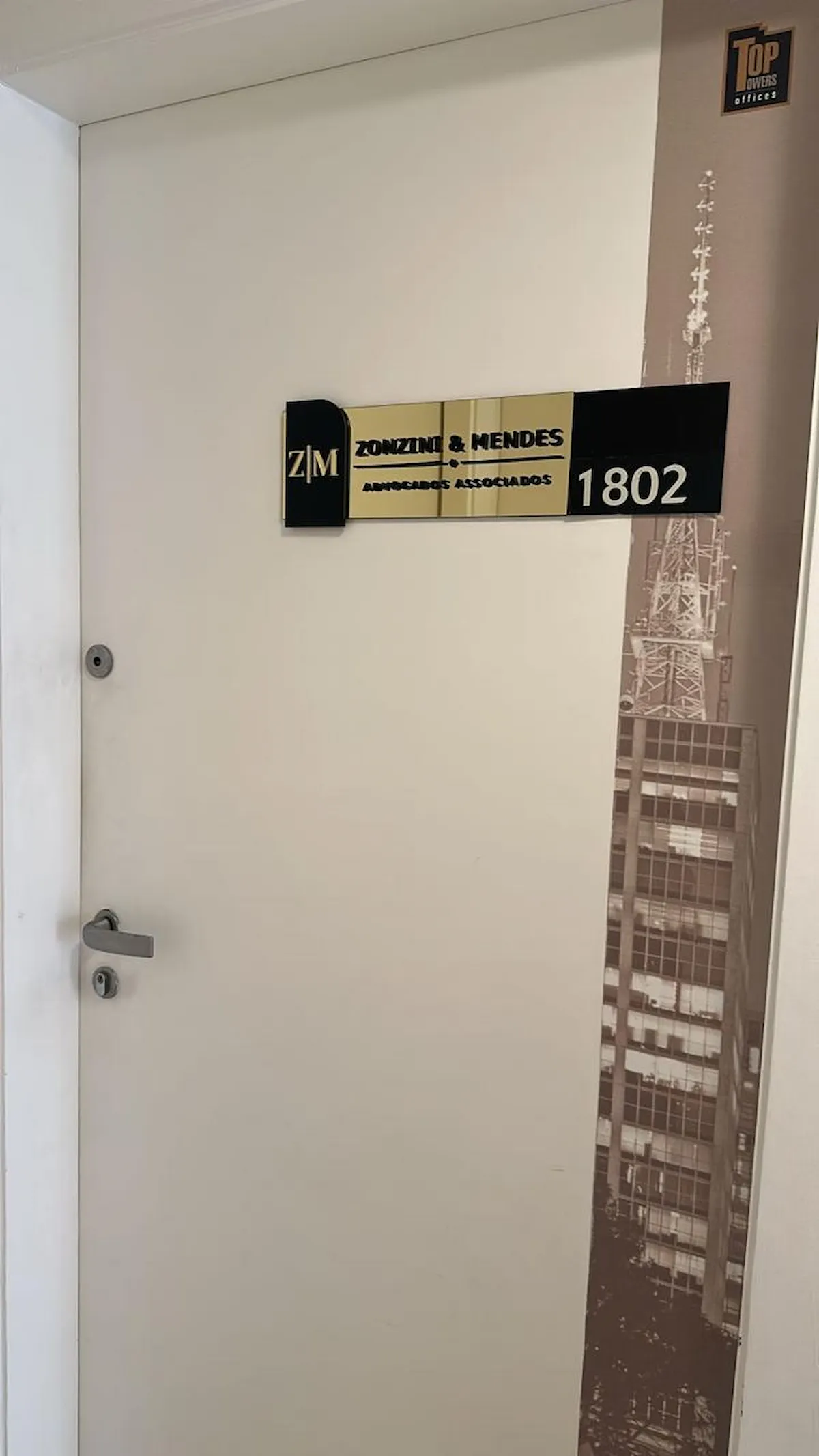 Entrada do escritório Zonzini & Mendes